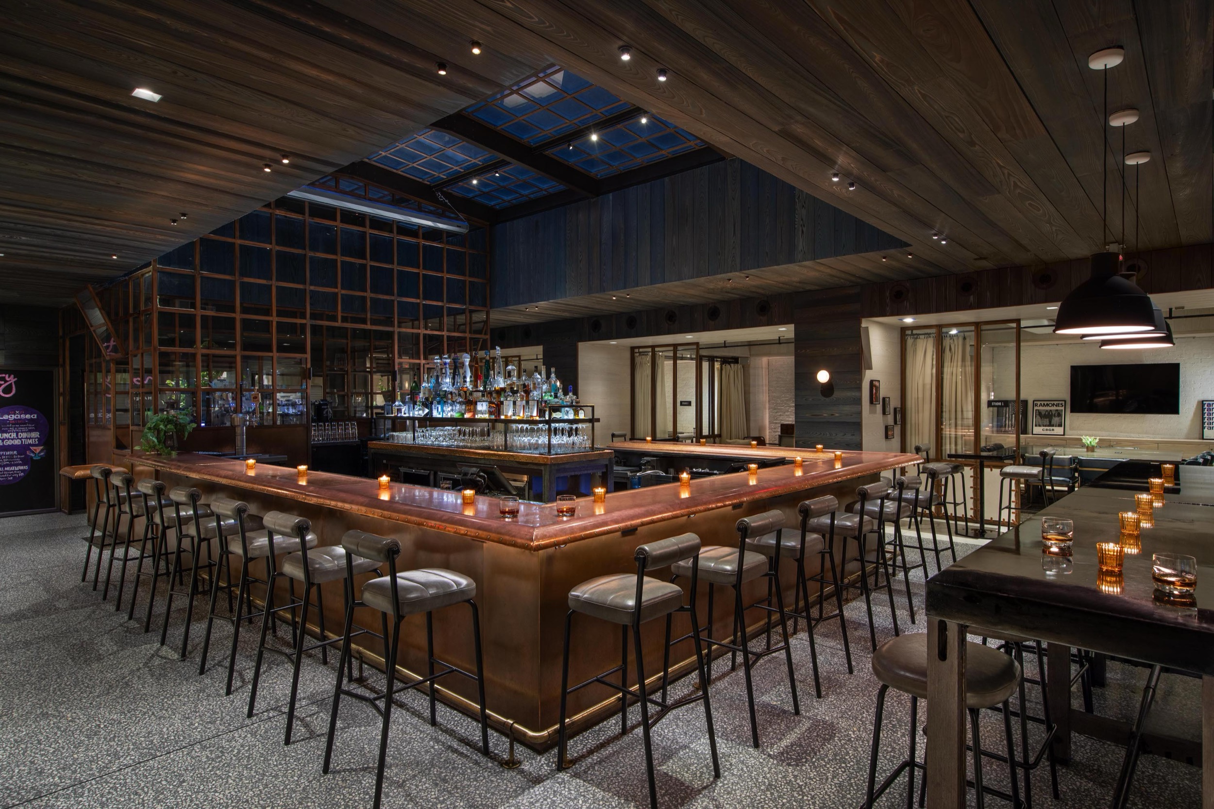 Bar Moxy